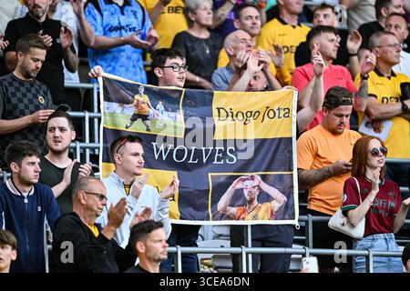 August 2025; Molineux Stadium, Wolverhampton, West Midlands, England; Premier League Football, Wolverhampton Wanderers gegen Manchester City; Fans der Wolverhampton Wanderers halten nach dem Finale ein Diogo Jota Banner hoch. Credit: Action Plus Sports Images/Alamy Live News Stockfoto