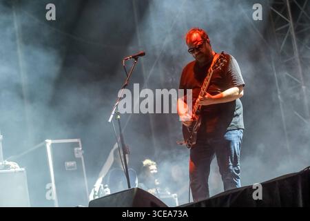 Zweiter Tag des Highfield Festival 2025 am Störmthaler See in Großpösna, Sachsen. Das beliebte Open-Air-Musikfestival lockt tausende Besucher mit Live-Musik, Sommerflair und dem markanten Riesenrad, das in diesem Jahr von einem neuen Betreiber betrieben wird, nachdem das Riesenrad im Vorjahr durch einen Brand beschädigt wurde. Hier die Band Madsen Gitarre, Gesang Johannes Madsen * 21. Januar 1979 Gesang, Gitarre Sebastian Madsen * 3. Juni 1981 Schlagzeug, Gesang Sascha Madsen * 10. November 1983 Bass Niko Maurer * 19. August 1981 Keyboard, Gesang Lisa Nicklisch bei Live-Auftritten Gitarre Mart Stockfoto