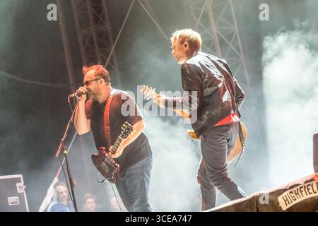 Zweiter Tag des Highfield Festival 2025 am Störmthaler See in Großpösna, Sachsen. Das beliebte Open-Air-Musikfestival lockt tausende Besucher mit Live-Musik, Sommerflair und dem markanten Riesenrad, das in diesem Jahr von einem neuen Betreiber betrieben wird, nachdem das Riesenrad im Vorjahr durch einen Brand beschädigt wurde. Hier die Band Madsen Gitarre, Gesang Johannes Madsen * 21. Januar 1979 Gesang, Gitarre Sebastian Madsen * 3. Juni 1981 Schlagzeug, Gesang Sascha Madsen * 10. November 1983 Bass Niko Maurer * 19. August 1981 Keyboard, Gesang Lisa Nicklisch bei Live-Auftritten Gitarre Mart Stockfoto