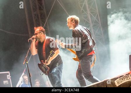 Zweiter Tag des Highfield Festival 2025 am Störmthaler See in Großpösna, Sachsen. Das beliebte Open-Air-Musikfestival lockt tausende Besucher mit Live-Musik, Sommerflair und dem markanten Riesenrad, das in diesem Jahr von einem neuen Betreiber betrieben wird, nachdem das Riesenrad im Vorjahr durch einen Brand beschädigt wurde. Hier die Band Madsen Gitarre, Gesang Johannes Madsen * 21. Januar 1979 Gesang, Gitarre Sebastian Madsen * 3. Juni 1981 Schlagzeug, Gesang Sascha Madsen * 10. November 1983 Bass Niko Maurer * 19. August 1981 Keyboard, Gesang Lisa Nicklisch bei Live-Auftritten Gitarre Mart Stockfoto