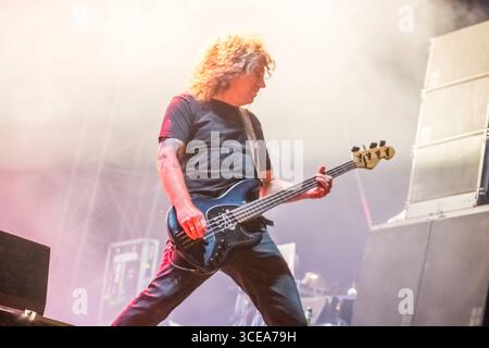 Zweiter Tag des Highfield Festival 2025 am Störmthaler See in Großpösna, Sachsen. Das beliebte Open-Air-Musikfestival lockt tausende Besucher mit Live-Musik, Sommerflair und dem markanten Riesenrad, das in diesem Jahr von einem neuen Betreiber betrieben wird, nachdem das Riesenrad im Vorjahr durch einen Brand beschädigt wurde. Hier die Band Madsen Gitarre, Gesang Johannes Madsen * 21. Januar 1979 Gesang, Gitarre Sebastian Madsen * 3. Juni 1981 Schlagzeug, Gesang Sascha Madsen * 10. November 1983 Bass Niko Maurer * 19. August 1981 Keyboard, Gesang Lisa Nicklisch bei Live-Auftritten Gitarre Mart Stockfoto