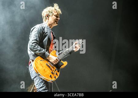Zweiter Tag des Highfield Festival 2025 am Störmthaler See in Großpösna, Sachsen. Das beliebte Open-Air-Musikfestival lockt tausende Besucher mit Live-Musik, Sommerflair und dem markanten Riesenrad, das in diesem Jahr von einem neuen Betreiber betrieben wird, nachdem das Riesenrad im Vorjahr durch einen Brand beschädigt wurde. Hier die Band Madsen Gitarre, Gesang Johannes Madsen * 21. Januar 1979 Gesang, Gitarre Sebastian Madsen * 3. Juni 1981 Schlagzeug, Gesang Sascha Madsen * 10. November 1983 Bass Niko Maurer * 19. August 1981 Keyboard, Gesang Lisa Nicklisch bei Live-Auftritten Gitarre Mart Stockfoto