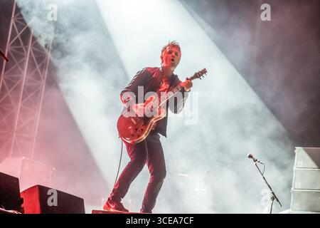 Zweiter Tag des Highfield Festival 2025 am Störmthaler See in Großpösna, Sachsen. Das beliebte Open-Air-Musikfestival lockt tausende Besucher mit Live-Musik, Sommerflair und dem markanten Riesenrad, das in diesem Jahr von einem neuen Betreiber betrieben wird, nachdem das Riesenrad im Vorjahr durch einen Brand beschädigt wurde. Hier die Band Madsen Gitarre, Gesang Johannes Madsen * 21. Januar 1979 Gesang, Gitarre Sebastian Madsen * 3. Juni 1981 Schlagzeug, Gesang Sascha Madsen * 10. November 1983 Bass Niko Maurer * 19. August 1981 Keyboard, Gesang Lisa Nicklisch bei Live-Auftritten Gitarre Mart Stockfoto