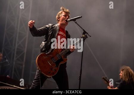 Zweiter Tag des Highfield Festival 2025 am Störmthaler See in Großpösna, Sachsen. Das beliebte Open-Air-Musikfestival lockt tausende Besucher mit Live-Musik, Sommerflair und dem markanten Riesenrad, das in diesem Jahr von einem neuen Betreiber betrieben wird, nachdem das Riesenrad im Vorjahr durch einen Brand beschädigt wurde. Hier die Band Madsen Gitarre, Gesang Johannes Madsen * 21. Januar 1979 Gesang, Gitarre Sebastian Madsen * 3. Juni 1981 Schlagzeug, Gesang Sascha Madsen * 10. November 1983 Bass Niko Maurer * 19. August 1981 Keyboard, Gesang Lisa Nicklisch bei Live-Auftritten Gitarre Mart Stockfoto