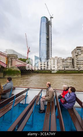 Eine Blackfriars Condominium Tower an der South Bank der Themse, London, England, Vereinigtes Königreich gesehen Stockfoto