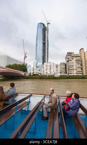 Eine Blackfriars Condominium Tower an der South Bank der Themse, London, England, Vereinigtes Königreich gesehen Stockfoto