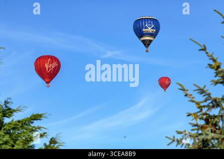Heißluftballons fliegen im Sommer über lokale Häuser und Gärten in Bristol und bieten den Menschen Ballonflüge Stockfoto