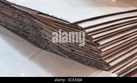 Ein Stapel brauner Kartonschachteln. Die Felder sind übereinander gestapelt und braun Stockfoto