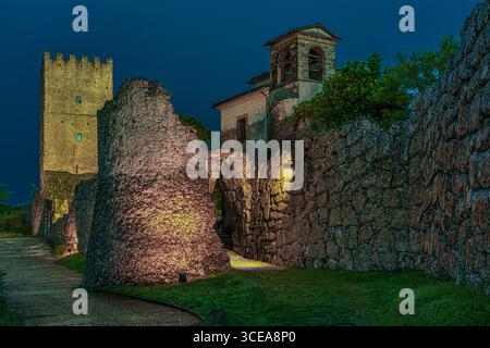 Abendblick zur blauen Stunde auf die Porta SCEA, ein spitzbogenförmiges Tor, den Eingang zu den polygonalen Wänden der antiken Akropolis von Arpino. Latium Stockfoto