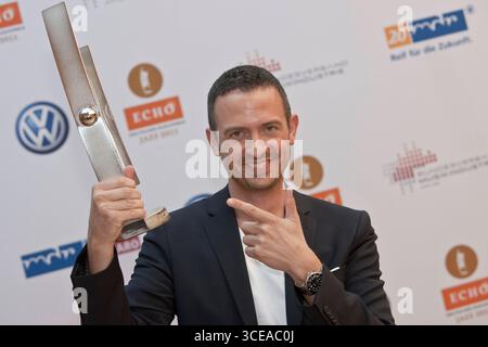 Preisträger Till Brönner Newcomer des Jahres National - in der Kulisse der Gläsernen Manufaktur von Volkswagen in Dresden fand am 17.06.2011 die Preisverleihung des ECHO Jazz 2011 statt. Der ECHO Jazz wird regulär in 31 Kategorien vom Bundesverband der Musikindustrie e.V. vergeben. Der Mitteldeutsche Rundfunk überträgt die Show am 18. Juni 2011 ab 23:00 Uhr. Der Radiosender MDR Figaro sendet am 20. Juni 2011 ab 20:05 Uhr. Kultur, Event *** Preisträger bis Brönner Newcomer of the Year National die ECHO Jazz 2011 Preisverleihung fand im Rahmen der Volkswagen Transparent Factory in statt Stockfoto