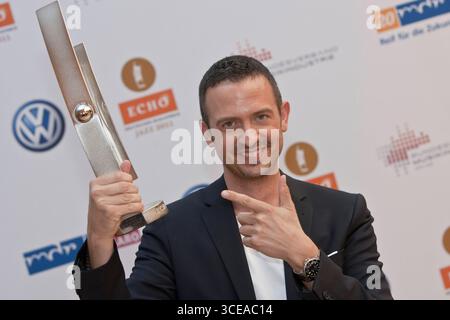 Preisträger Till Brönner Newcomer des Jahres National - in der Kulisse der Gläsernen Manufaktur von Volkswagen in Dresden fand am 17.06.2011 die Preisverleihung des ECHO Jazz 2011 statt. Der ECHO Jazz wird regulär in 31 Kategorien vom Bundesverband der Musikindustrie e.V. vergeben. Der Mitteldeutsche Rundfunk überträgt die Show am 18. Juni 2011 ab 23:00 Uhr. Der Radiosender MDR Figaro sendet am 20. Juni 2011 ab 20:05 Uhr. Kultur, Event *** Preisträger bis Brönner Newcomer of the Year National die ECHO Jazz 2011 Preisverleihung fand im Rahmen der Volkswagen Transparent Factory in statt Stockfoto