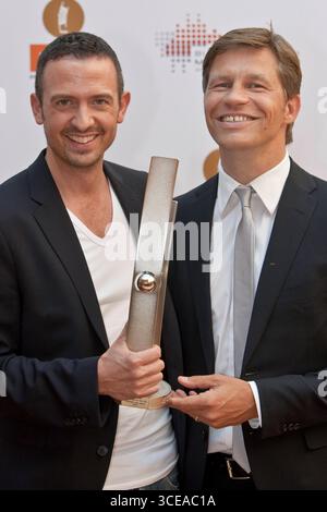 Preisträger Till Brönner Newcomer des Jahres National - in der Kulisse der Gläsernen Manufaktur von Volkswagen in Dresden fand am 17.06.2011 die Preisverleihung des ECHO Jazz 2011 statt. Der ECHO Jazz wird regulär in 31 Kategorien vom Bundesverband der Musikindustrie e.V. vergeben. Der Mitteldeutsche Rundfunk überträgt die Show am 18. Juni 2011 ab 23:00 Uhr. Der Radiosender MDR Figaro sendet am 20. Juni 2011 ab 20:05 Uhr. Kultur, Event *** Preisträger bis Brönner Newcomer of the Year National die ECHO Jazz 2011 Preisverleihung fand im Rahmen der Volkswagen Transparent Factory in statt Stockfoto