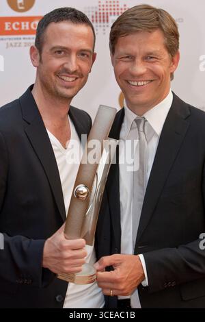 Preisträger Till Brönner Newcomer des Jahres National - in der Kulisse der Gläsernen Manufaktur von Volkswagen in Dresden fand am 17.06.2011 die Preisverleihung des ECHO Jazz 2011 statt. Der ECHO Jazz wird regulär in 31 Kategorien vom Bundesverband der Musikindustrie e.V. vergeben. Der Mitteldeutsche Rundfunk überträgt die Show am 18. Juni 2011 ab 23:00 Uhr. Der Radiosender MDR Figaro sendet am 20. Juni 2011 ab 20:05 Uhr. Kultur, Event *** Preisträger bis Brönner Newcomer of the Year National die ECHO Jazz 2011 Preisverleihung fand im Rahmen der Volkswagen Transparent Factory in statt Stockfoto