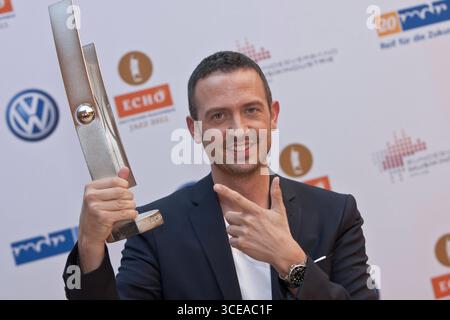 Preisträger Till Brönner Newcomer des Jahres National - in der Kulisse der Gläsernen Manufaktur von Volkswagen in Dresden fand am 17.06.2011 die Preisverleihung des ECHO Jazz 2011 statt. Der ECHO Jazz wird regulär in 31 Kategorien vom Bundesverband der Musikindustrie e.V. vergeben. Der Mitteldeutsche Rundfunk überträgt die Show am 18. Juni 2011 ab 23:00 Uhr. Der Radiosender MDR Figaro sendet am 20. Juni 2011 ab 20:05 Uhr. Kultur, Event *** Preisträger bis Brönner Newcomer of the Year National die ECHO Jazz 2011 Preisverleihung fand im Rahmen der Volkswagen Transparent Factory in statt Stockfoto