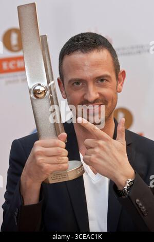 Preisträger Till Brönner Newcomer des Jahres National - in der Kulisse der Gläsernen Manufaktur von Volkswagen in Dresden fand am 17.06.2011 die Preisverleihung des ECHO Jazz 2011 statt. Der ECHO Jazz wird regulär in 31 Kategorien vom Bundesverband der Musikindustrie e.V. vergeben. Der Mitteldeutsche Rundfunk überträgt die Show am 18. Juni 2011 ab 23:00 Uhr. Der Radiosender MDR Figaro sendet am 20. Juni 2011 ab 20:05 Uhr. Kultur, Event *** Preisträger bis Brönner Newcomer of the Year National die ECHO Jazz 2011 Preisverleihung fand im Rahmen der Volkswagen Transparent Factory in statt Stockfoto