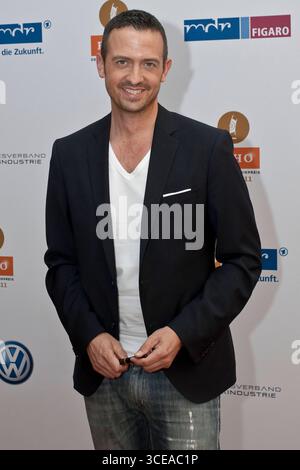 Preisträger Till Brönner Newcomer des Jahres National - in der Kulisse der Gläsernen Manufaktur von Volkswagen in Dresden fand am 17.06.2011 die Preisverleihung des ECHO Jazz 2011 statt. Der ECHO Jazz wird regulär in 31 Kategorien vom Bundesverband der Musikindustrie e.V. vergeben. Der Mitteldeutsche Rundfunk überträgt die Show am 18. Juni 2011 ab 23:00 Uhr. Der Radiosender MDR Figaro sendet am 20. Juni 2011 ab 20:05 Uhr. Kultur, Event *** Preisträger bis Brönner Newcomer of the Year National die ECHO Jazz 2011 Preisverleihung fand im Rahmen der Volkswagen Transparent Factory in statt Stockfoto