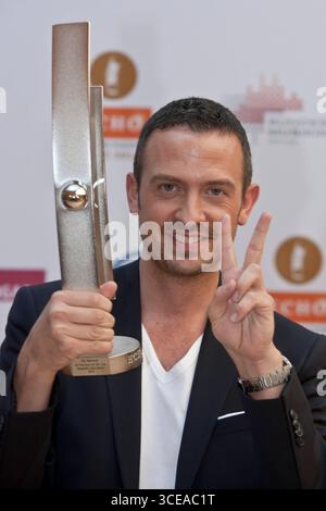 Preisträger Till Brönner Newcomer des Jahres National - in der Kulisse der Gläsernen Manufaktur von Volkswagen in Dresden fand am 17.06.2011 die Preisverleihung des ECHO Jazz 2011 statt. Der ECHO Jazz wird regulär in 31 Kategorien vom Bundesverband der Musikindustrie e.V. vergeben. Der Mitteldeutsche Rundfunk überträgt die Show am 18. Juni 2011 ab 23:00 Uhr. Der Radiosender MDR Figaro sendet am 20. Juni 2011 ab 20:05 Uhr. Kultur, Event *** Preisträger bis Brönner Newcomer of the Year National die ECHO Jazz 2011 Preisverleihung fand im Rahmen der Volkswagen Transparent Factory in statt Stockfoto