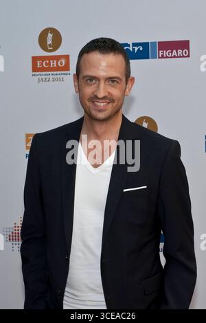 Preisträger Till Brönner Newcomer des Jahres National - in der Kulisse der Gläsernen Manufaktur von Volkswagen in Dresden fand am 17.06.2011 die Preisverleihung des ECHO Jazz 2011 statt. Der ECHO Jazz wird regulär in 31 Kategorien vom Bundesverband der Musikindustrie e.V. vergeben. Der Mitteldeutsche Rundfunk überträgt die Show am 18. Juni 2011 ab 23:00 Uhr. Der Radiosender MDR Figaro sendet am 20. Juni 2011 ab 20:05 Uhr. Kultur, Event *** Preisträger bis Brönner Newcomer of the Year National die ECHO Jazz 2011 Preisverleihung fand im Rahmen der Volkswagen Transparent Factory in statt Stockfoto