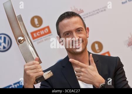 Preisträger Till Brönner Newcomer des Jahres National - in der Kulisse der Gläsernen Manufaktur von Volkswagen in Dresden fand am 17.06.2011 die Preisverleihung des ECHO Jazz 2011 statt. Der ECHO Jazz wird regulär in 31 Kategorien vom Bundesverband der Musikindustrie e.V. vergeben. Der Mitteldeutsche Rundfunk überträgt die Show am 18. Juni 2011 ab 23:00 Uhr. Der Radiosender MDR Figaro sendet am 20. Juni 2011 ab 20:05 Uhr. Kultur, Event *** Preisträger bis Brönner Newcomer of the Year National die ECHO Jazz 2011 Preisverleihung fand im Rahmen der Volkswagen Transparent Factory in statt Stockfoto