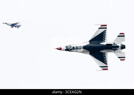 Chicago, USA. August 2025. Die U.S. Air Force Thunderbirds fliegen am ersten Tag der Chicago Air and Water Show in Formation, wie sie am 16. August 2025 hier am Himmel auf der Nordseite Chicagos zu sehen sind. Dies ist eine jährliche Flugschau, die seit 1959 am Ufer des Lake Michigan stattfindet und die größte Freiluftshow ihrer Art ist. (Foto: Alexandra Buxbaum/SIPA USA) Credit: SIPA USA/Alamy Live News Stockfoto