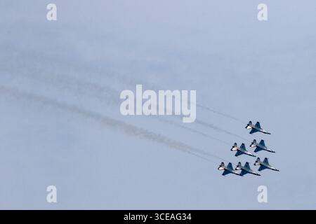 Chicago, USA. August 2025. Die U.S. Air Force Thunderbirds fliegen am ersten Tag der Chicago Air and Water Show in Formation, wie sie am 16. August 2025 hier am Himmel auf der Nordseite Chicagos zu sehen sind. Dies ist eine jährliche Flugschau, die seit 1959 am Ufer des Lake Michigan stattfindet und die größte Freiluftshow ihrer Art ist. (Foto: Alexandra Buxbaum/SIPA USA) Credit: SIPA USA/Alamy Live News Stockfoto