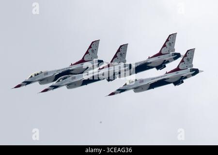Chicago, USA. August 2025. Die U.S. Air Force Thunderbirds fliegen am ersten Tag der Chicago Air and Water Show in Formation, wie sie am 16. August 2025 hier am Himmel auf der Nordseite Chicagos zu sehen sind. Dies ist eine jährliche Flugschau, die seit 1959 am Ufer des Lake Michigan stattfindet und die größte Freiluftshow ihrer Art ist. (Foto: Alexandra Buxbaum/SIPA USA) Credit: SIPA USA/Alamy Live News Stockfoto