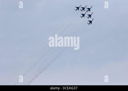 Chicago, USA. August 2025. Die U.S. Air Force Thunderbirds fliegen am ersten Tag der Chicago Air and Water Show in Formation, wie sie am 16. August 2025 hier am Himmel auf der Nordseite Chicagos zu sehen sind. Dies ist eine jährliche Flugschau, die seit 1959 am Ufer des Lake Michigan stattfindet und die größte Freiluftshow ihrer Art ist. (Foto: Alexandra Buxbaum/SIPA USA) Credit: SIPA USA/Alamy Live News Stockfoto