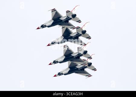 Chicago, USA. August 2025. Die U.S. Air Force Thunderbirds fliegen am ersten Tag der Chicago Air and Water Show in Formation, wie sie am 16. August 2025 hier am Himmel auf der Nordseite Chicagos zu sehen sind. Dies ist eine jährliche Flugschau, die seit 1959 am Ufer des Lake Michigan stattfindet und die größte Freiluftshow ihrer Art ist. (Foto: Alexandra Buxbaum/SIPA USA) Credit: SIPA USA/Alamy Live News Stockfoto