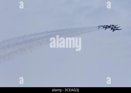 Chicago, USA. August 2025. Die U.S. Air Force Thunderbirds fliegen am ersten Tag der Chicago Air and Water Show in Formation, wie sie am 16. August 2025 hier am Himmel auf der Nordseite Chicagos zu sehen sind. Dies ist eine jährliche Flugschau, die seit 1959 am Ufer des Lake Michigan stattfindet und die größte Freiluftshow ihrer Art ist. (Foto: Alexandra Buxbaum/SIPA USA) Credit: SIPA USA/Alamy Live News Stockfoto