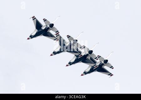 Chicago, USA. August 2025. Die U.S. Air Force Thunderbirds fliegen am ersten Tag der Chicago Air and Water Show in Formation, wie sie am 16. August 2025 hier am Himmel auf der Nordseite Chicagos zu sehen sind. Dies ist eine jährliche Flugschau, die seit 1959 am Ufer des Lake Michigan stattfindet und die größte Freiluftshow ihrer Art ist. (Foto: Alexandra Buxbaum/SIPA USA) Credit: SIPA USA/Alamy Live News Stockfoto