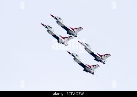 Chicago, USA. August 2025. Die U.S. Air Force Thunderbirds fliegen am ersten Tag der Chicago Air and Water Show in Formation, wie sie am 16. August 2025 hier am Himmel auf der Nordseite Chicagos zu sehen sind. Dies ist eine jährliche Flugschau, die seit 1959 am Ufer des Lake Michigan stattfindet und die größte Freiluftshow ihrer Art ist. (Foto: Alexandra Buxbaum/SIPA USA) Credit: SIPA USA/Alamy Live News Stockfoto