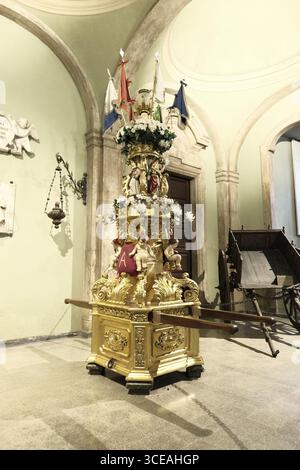 Kerzenleuchter von Monsignore Ventimiglia im Palazzo degli Elefanti, Catania, Sizilien, Italien Stockfoto