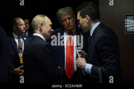 Anchorage, Usa. August 2025. Der russische Präsident Wladimir Putin, Linke, und der US-Präsident Donald Trump, Mitte, unterhalten sich nach einer gemeinsamen Pressekonferenz nach ihrem Gipfeltreffen in der Joint Base Elmendorf-Richardson am 15. August 2025 in Anchorage, Alaska, USA. Quelle: Gavriil Grigorov/Kreml Pool/Alamy Live News Stockfoto