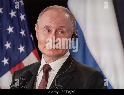 Präsident Putin blickt auf Präsident Trump bei einer Pressekonferenz nach dem Gipfel in Alaska zu den Friedensgesprächen in der Ukraine 15. August 2025 USA Stockfoto