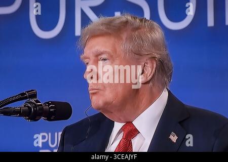 Präsident Trump mit Präsident Putin bei einer Pressekonferenz in Alaska zum Friedensgipfel der Ukraine 15. August 2025 USA Stockfoto