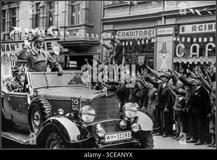 SUDETENLAND HITLER 1. Oktober 1938 Adolf Hitler (1889–1945) wird mit dem Heil-Hitler-Nazi-Gruß begrüßt, als er eine Autokasse durch das Sudetenland führt, kurz nachdem die Region nach dem Münchner Abkommen von Nazi-Deutschland annektiert wurde. Der Besuch markierte die Einverleibung des Sudetenlandes in das Dritte Reich, gefeiert von lokalen Unterstützern und inszeniert als hochkarätiges Propagandaevent, um die deutsche Macht und Einheit in dem neu erworbenen Territorium zu demonstrieren.“ Stockfoto