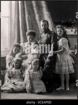 Kaiser Nikolaus II. Von Russland mit Kaiserin Alexandra Feodorowna und ihren Kindern, Foto anlässlich der Taufe von Zarewitsch Alexej Nikolajewitsch, um 1904. Das Foto markiert die Feier der Geburt und Taufe des lang erwarteten Erben der Romanov-Dynastie. Abgebildet sind Nikolaus II., Alexandra und ihre Töchter, die Großherzoginnen Olga, Tatiana und Maria. Die Taufe Alexej war ein großes dynastisches Ereignis im Kaiserlichen Russland, das mit einer großen Zeremonie im Peterhof-Palast in St. Petersburg gefeiert wurde und die Kontinuität der Romanov-Linie symbolisierte. Stockfoto