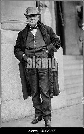 Thomas Edison, der renommierte amerikanische Erfinder Visionär und Geschäftsmann. Dieses um 1911 aufgenommene Schwarzweiß-Bild fängt Edison später in seinem Leben ein und zeigt seine unverwechselbare Kleidung, einschließlich Hut, Mantel und Fliege. Edison ist bekannt für seine zahlreichen Erfindungen, vor allem für den Phonographen, die Glühlampe und die Filmkamera. Seine Erfindungen beeinflussten das moderne Leben erheblich und brachten ihm den Spitznamen „der Zauberer von Menlo Park“ ein. Stockfoto