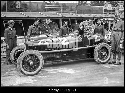 Antonio Ascari mit seinem Alfa Romeo beim belgischen GP 1925 in Spa-Francorchamps Road Course. Es war der erste Grand prix, der in Spa ausgetragen wurde, und der erste belgische GP und Antonio Ascari gewann das Rennen. Antonio Ascaris Sieg war ein bedeutender Meilenstein in seiner Karriere und Alfa Romeos früherer Dominanz im Grand-Prix-Rennen. Spa, 28.6.25, Grand prix d'Europe [Course Automobile], Ascari sur Alfa Roméo Stockfoto