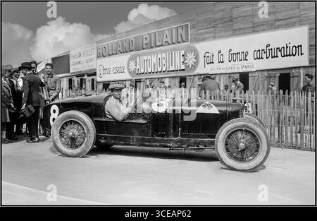 ASCARI ALFA ROMEO 1925 Grand Prix de l’ACF (französischer Grand Prix) in Montlhéry mit Antonio Ascari in Alfa Romeo P2 Antonio Ascari, einer der brillantesten und furchtlosesten Fahrer der Epoche, war der führende Teilnehmer in diesem Rennen. Leider stürzte Antonio Ascari während des Grand Prix am 25. Juli 1925 tödlich ab, als er das Rennen führte. Sein Tod schockierte die Rennwelt – er hatte gerade den ersten Grand Prix von Belgien in Spa (Juni 1925) gewonnen und war auf dem Höhepunkt seiner Karriere. Stockfoto