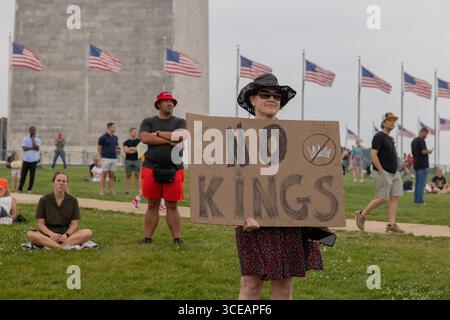 WASHINGTON, D.C. – 14. Juni 2025: Demonstranten protestieren beim 250. Jahrestag der Grand Military Parade and Celebration der US Army. Stockfoto