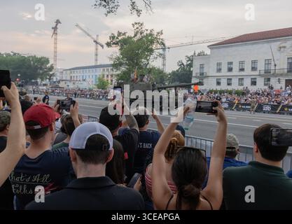 WASHINGTON, D.C. – 14. Juni 2025: Ein Panzer fährt auf der Constitution Avenue NW zum 250. Jahrestag der Grand Military Parade der U.S. Army. Stockfoto