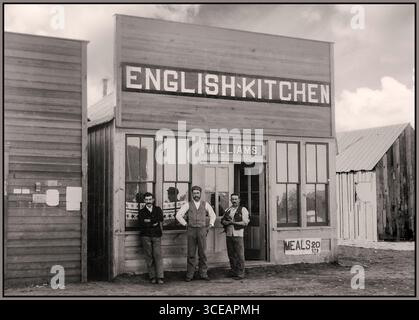 Vintage 1894 Oklahoma rustikale Holzgerichte Outlet 'The English Kitchen', Mahlzeiten 20 cts. Broadway St., Round Pond, OkIahoma USA' von Kennett, Januar 1894. Das Restaurant warb für 20 Cent für Mahlzeiten und spiegelt den Alltag, die Architektur und die kommerzielle Kultur der Grenzstädte des späten 19. Jahrhunderts im amerikanischen Westen wider. Die Holzkonstruktion, die Schilder und das bescheidene Design veranschaulichen den Charakter der frühen Oklahoma-Gemeinden vor der Staatsbürgerschaft. Stockfoto