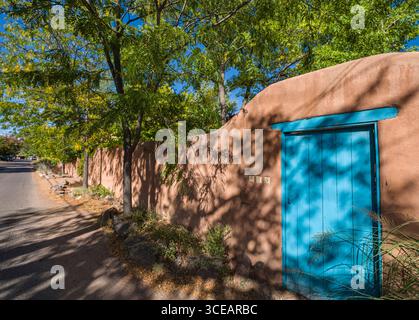 Blau Holz Tür in Adobe Mauer, Garcia Street, Santa Fe, Santa Fe County, New Mexico, USA Stockfoto