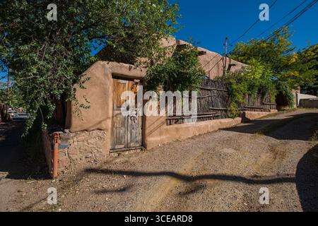 Verwittertes Holz Tür in Adobe Wall, Santa Fe, Santa Fe County, New Mexico, USA Stockfoto