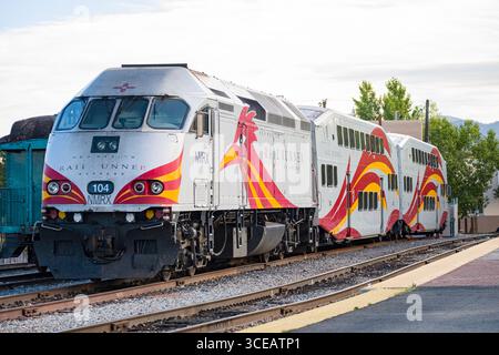 Motive Power MPI-MP36PH-3C diesel-elektrischen Lokomotive, New Mexico Rail Runner Express (NMRX) Nahverkehrszug, Albuquerque und Santa Fe, Santa Fe Stockfoto