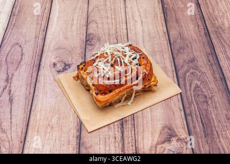 Frisch gebackene Zimtrollen mit Mandelbutter und Zartbitterschokolade Stockfoto