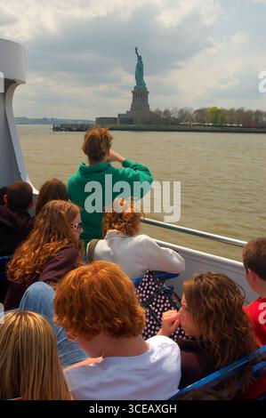 New York, NY, USA 27. April 2007 Menschen stehen auf der Fähre, um einen guten Blick auf die Freiheitsstatue in New York City zu haben Stockfoto