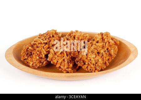 Brasilianische braune Cocada, Kokosnussbonbons, ein traditionelles hausgemachtes Leckerli, das in Brasilien sehr verbreitet ist. Isoliert auf weißem Hintergrund. Nahansicht Stockfoto