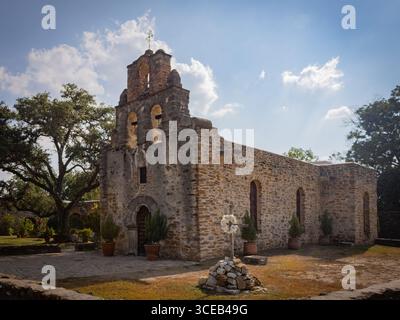 Schräger Blick auf Mission Espada, die südlichste der San Antonio Missionen, in San Antonio, Texas, USA. Gegründet 1731. Stockfoto